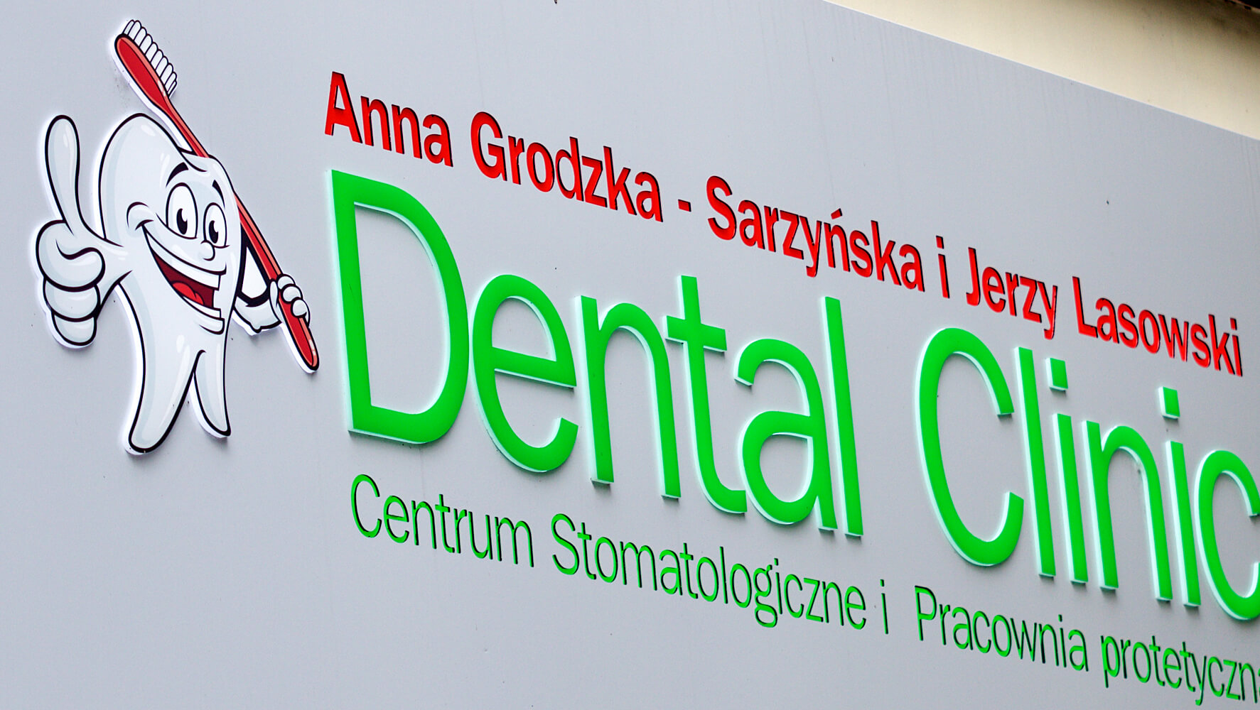 Dental Clinic - litery przestrzenne świetlne na kasetonie z dibondu